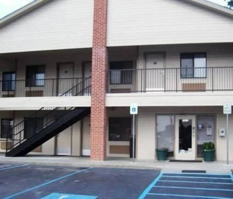photo 1 of Value Inn - Livonia