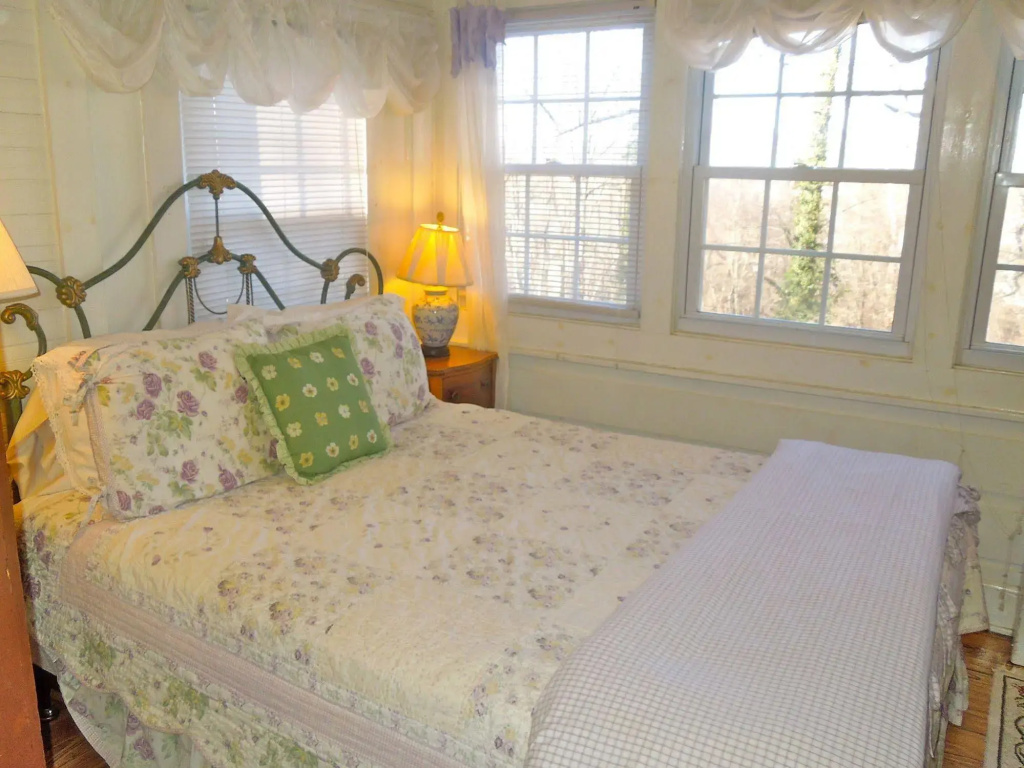 photo 1 of Oakland Cottage Bed & Breakfast