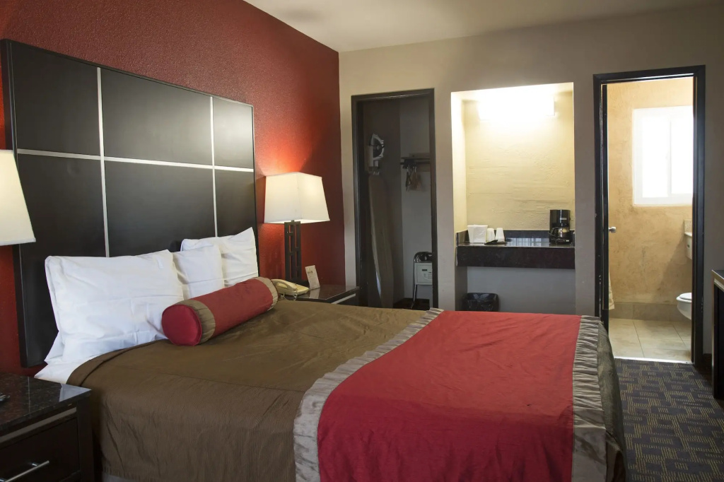 photo 1 of Harbor Inn and Suites Oceanside