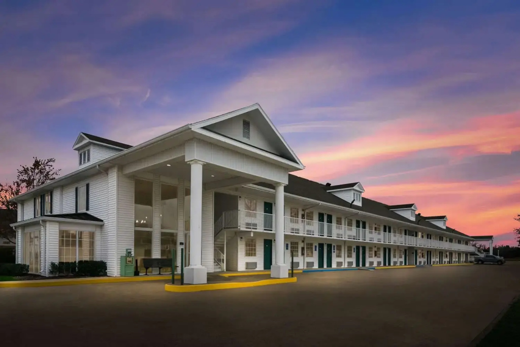 photo 1 of Econo Lodge Branson Theater District