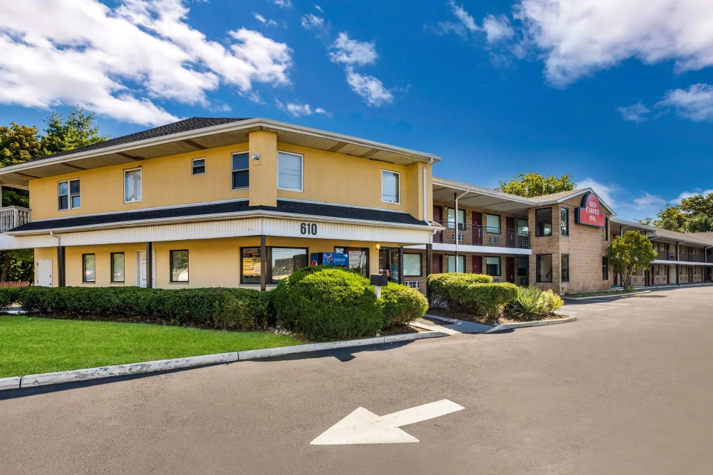 photo 1 of OYO Hotel Edison NJ Route 1