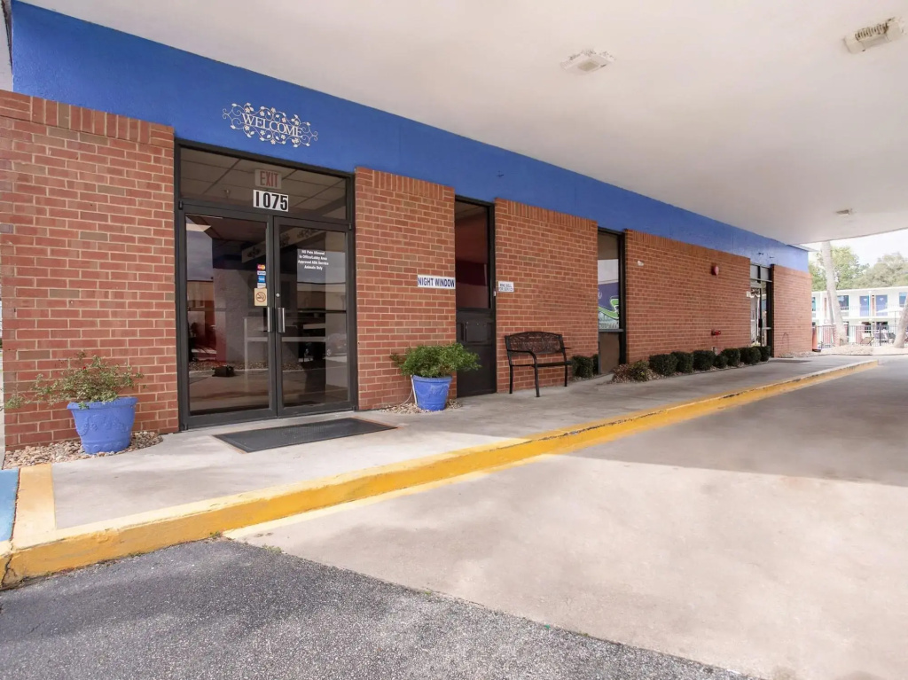 photo 1 of OYO Hotel Lake Park/Valdosta I-75