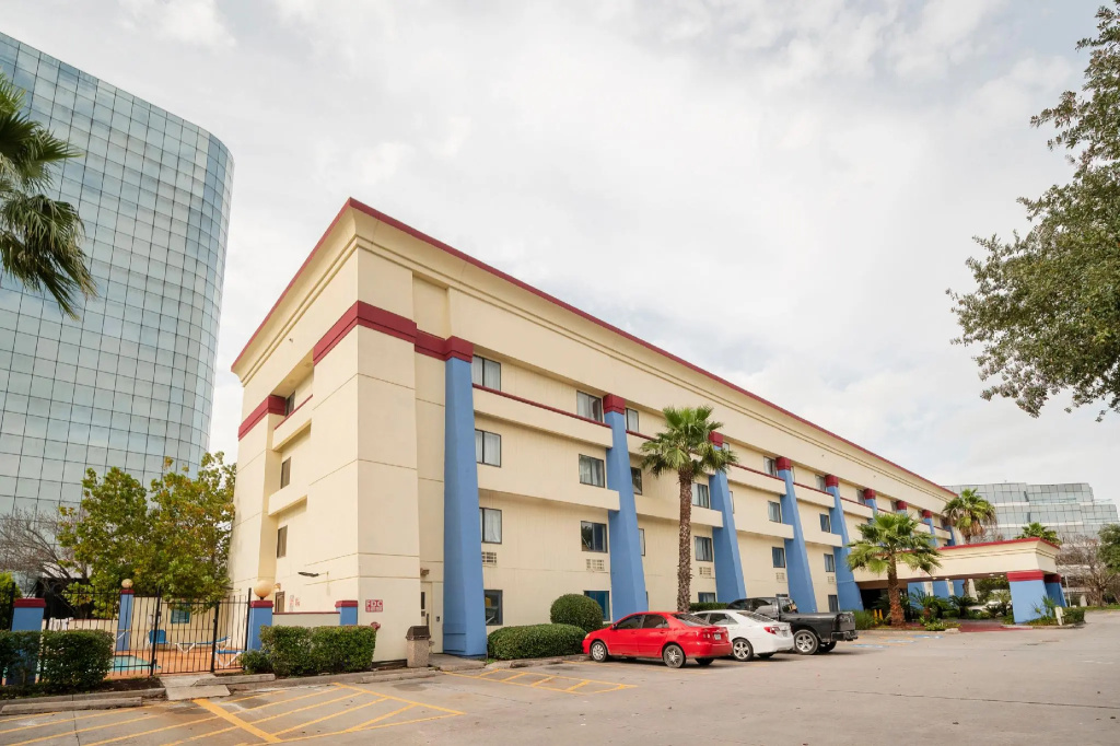 photo 1 of OYO Townhouse Houston Airport North