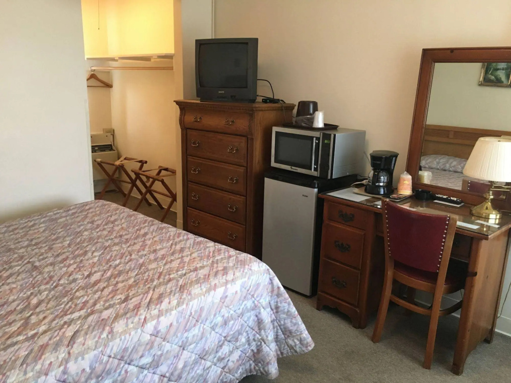 photo 1 of Parkway Inn
