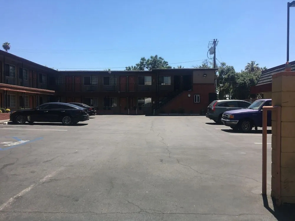 photo 1 of Heritage Inn
