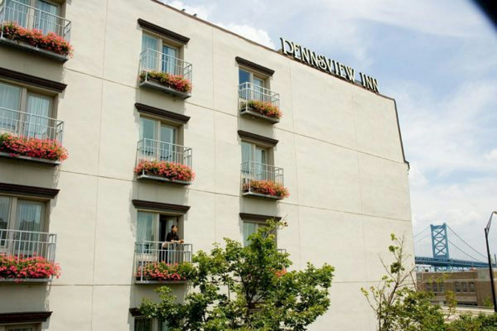 photo 1 of Penn's View Hotel