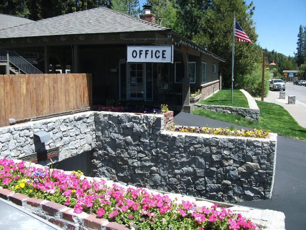 photo 1 of Pepper Tree Inn