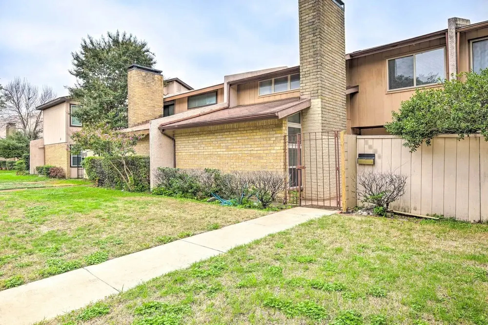 photo 1 of Pet-friendly Dallas Townhome w/ Outdoor Grill