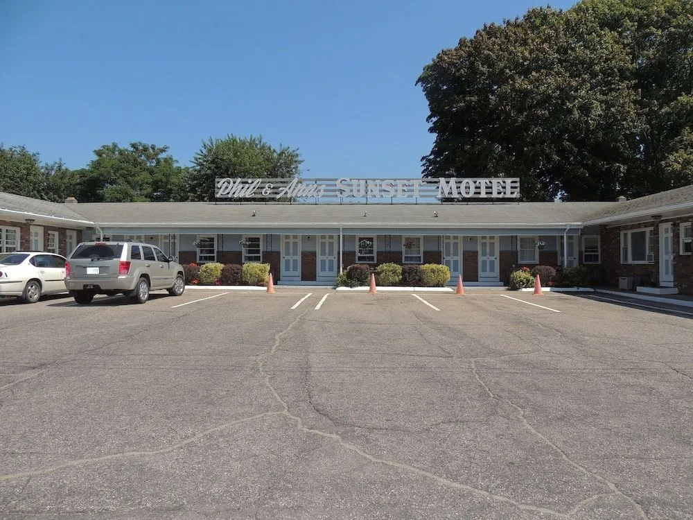 photo 1 of Phil & Anns Sunset Motel