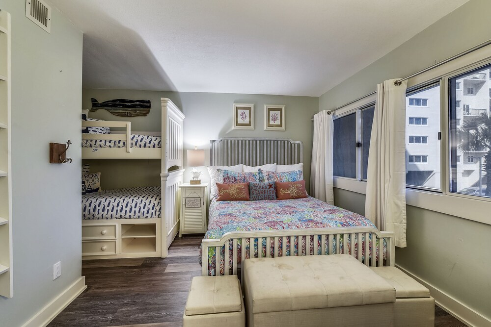 photo 1 of Pinnacle Port by Book That Condo