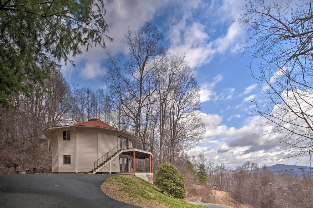 photo 1 of Burnsville Apt w/ Deck in Pisgah National Forest