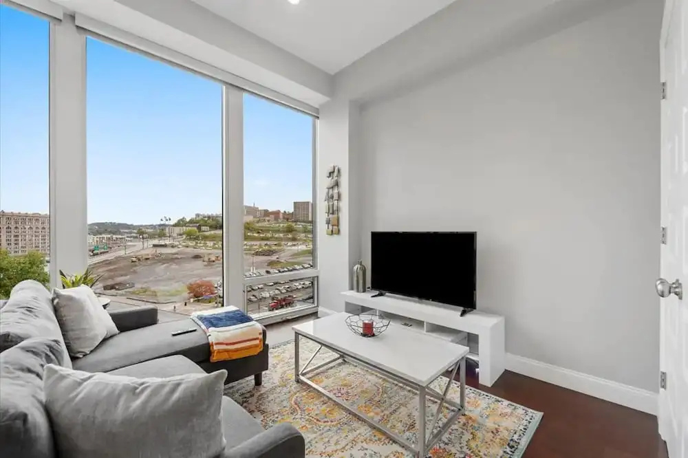 photo 1 of Posh Uptown Apartment Tremendous Views