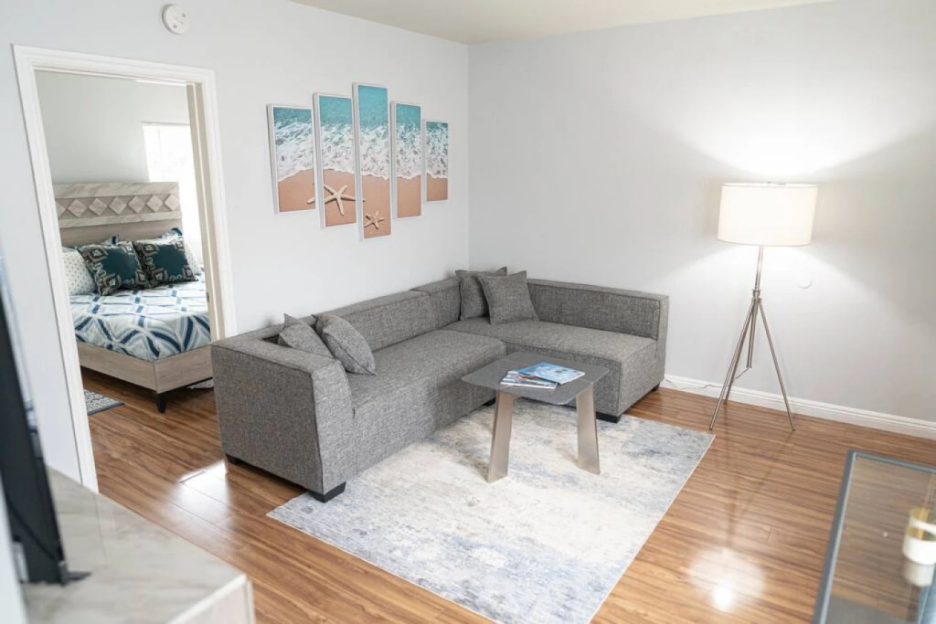 photo 1 of QUAINT 1-BEDROOM BUNGALOW HOME IN GLENDALE  (p5)