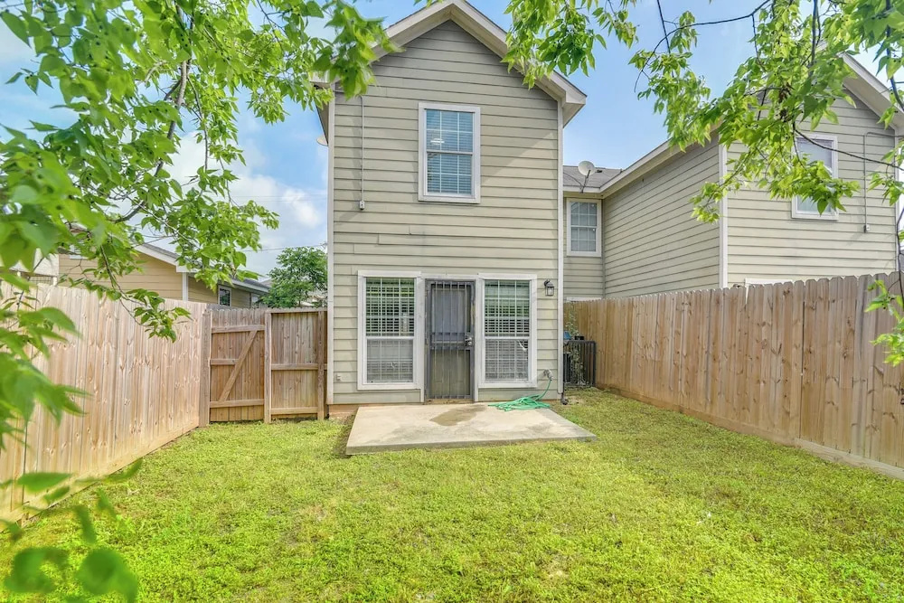 photo 1 of Quaint Houston Townhome ~ 5 Mi to NRG Stadium!