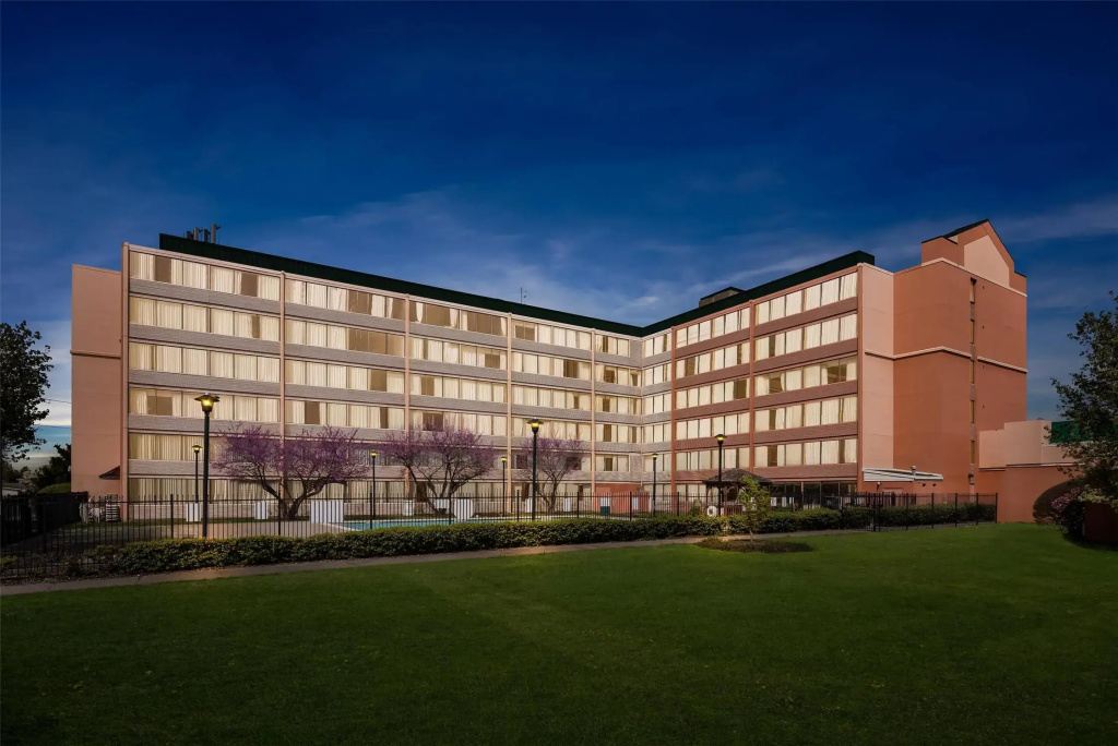 photo 1 of Quality Hotel Philadelphia Airport