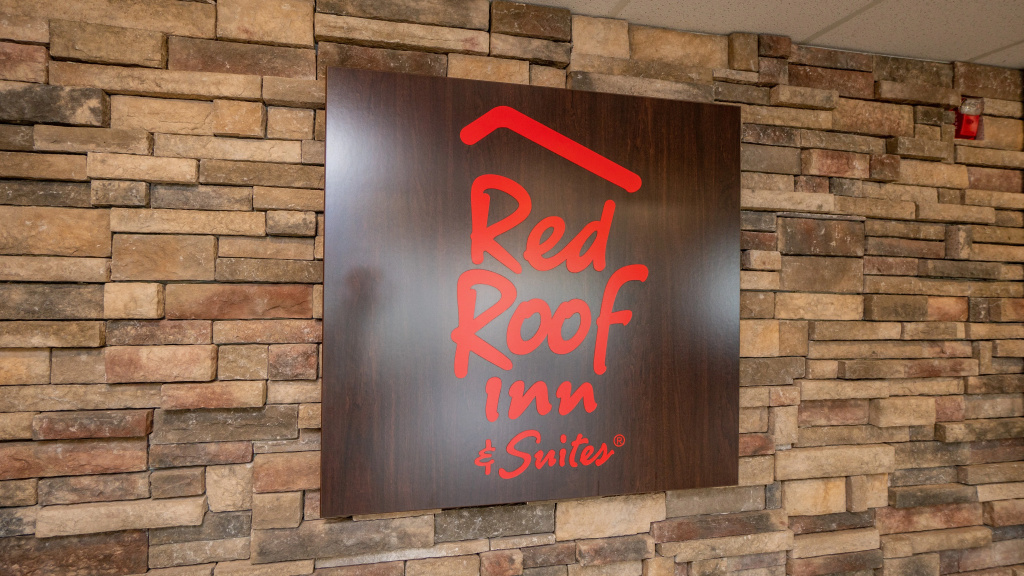photo 1 of Red Roof Inn & Suites Indianapolis Airport