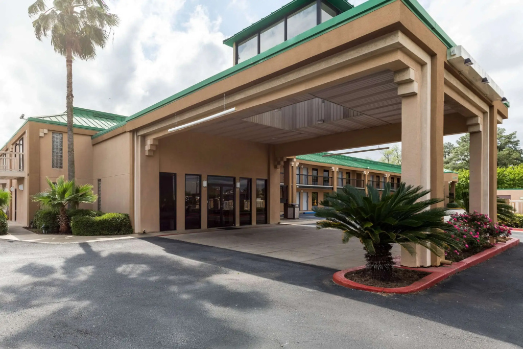 photo 1 of Quality Inn Alexandria
