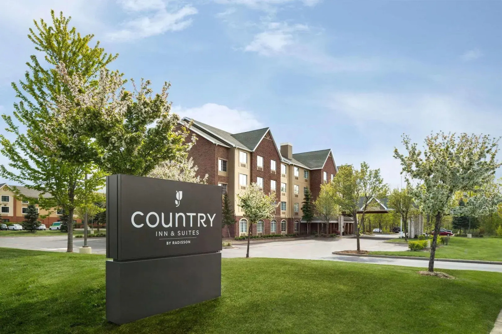photo 1 of Country Inn & Suites by Radisson, Novi, MI