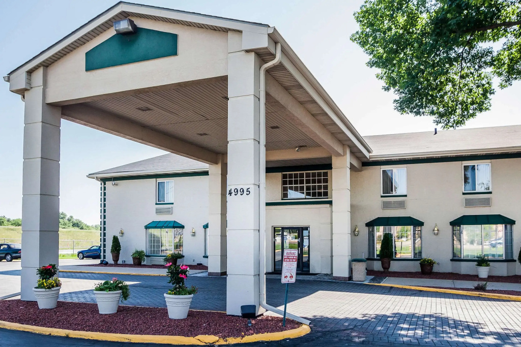 photo 1 of Quality Inn & Suites Des Moines - Merle Hay Road