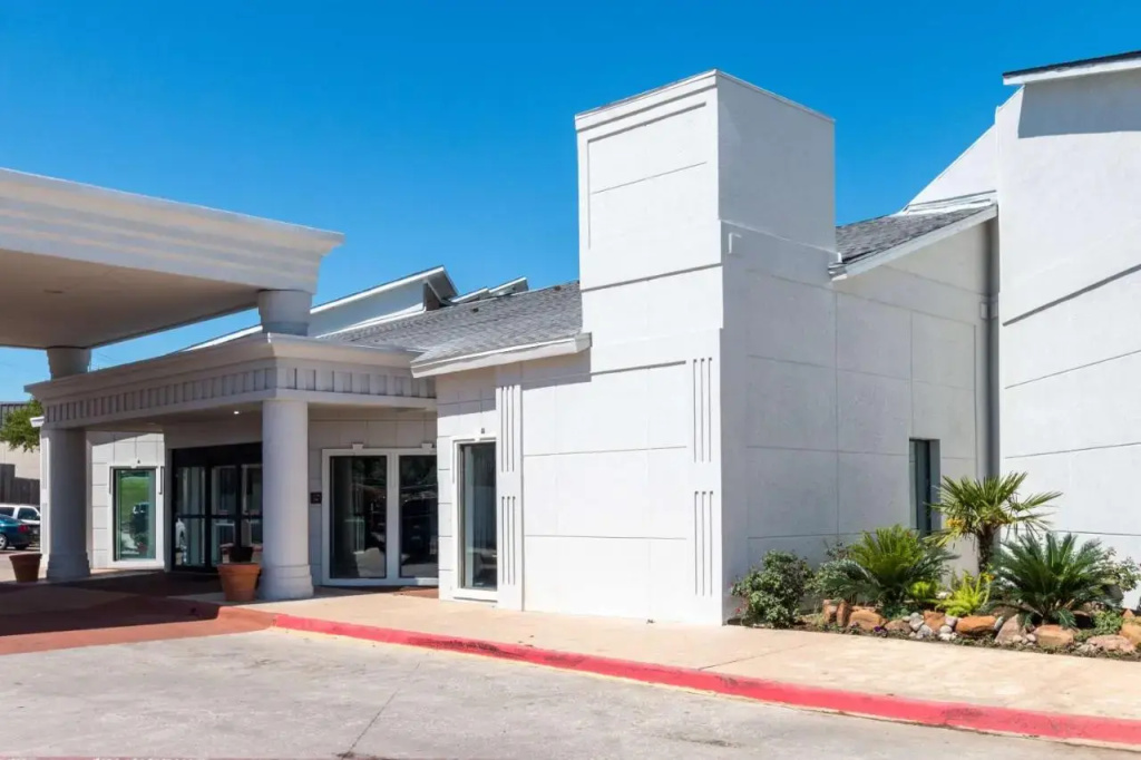 photo 1 of Quality Inn & Suites Arlington
