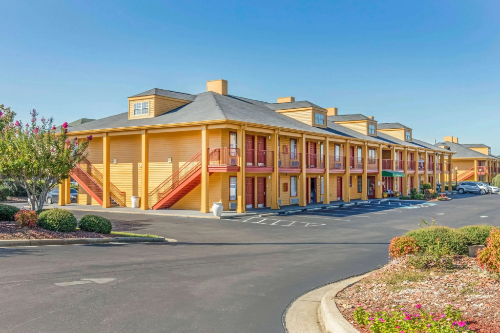 photo 1 of Quality Inn Bessemer I-20 exit 108