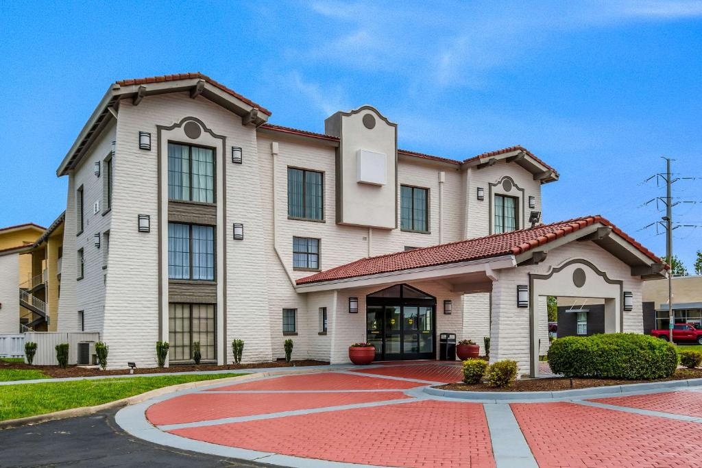 photo 1 of La Quinta Inn Norfolk Hampton Newport News
