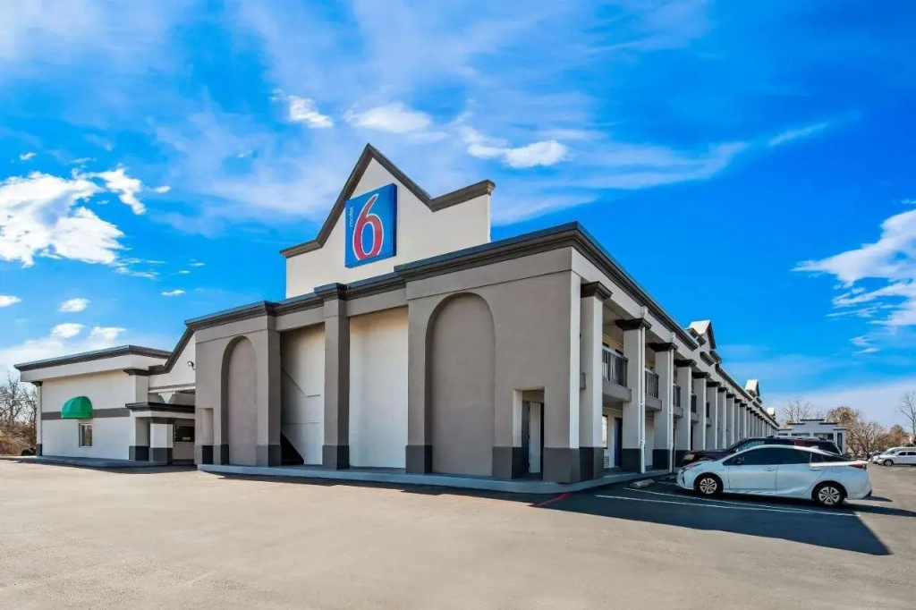 photo 1 of Motel 6 Lester, PA - Philadelphia Airport
