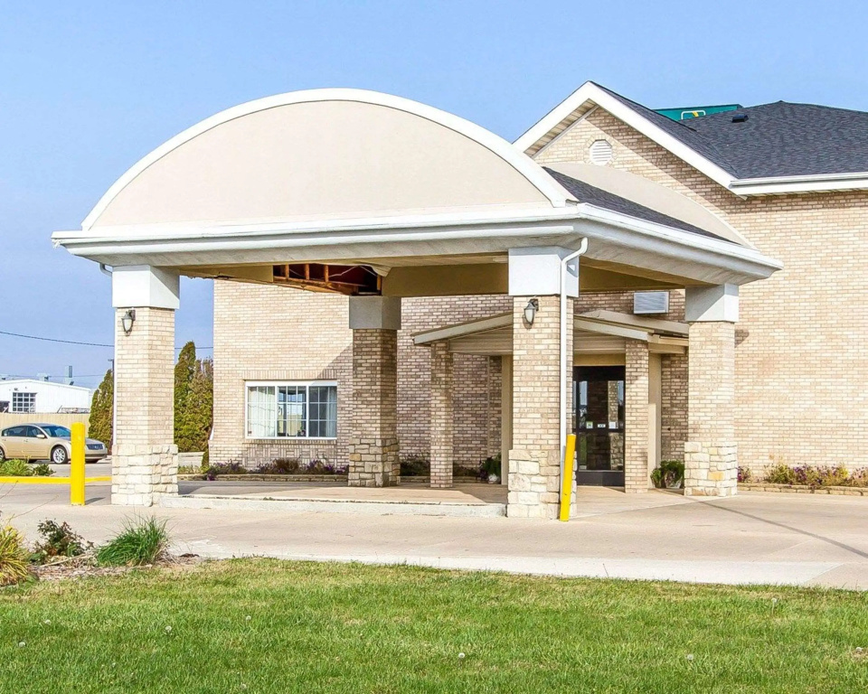 photo 1 of Quality Inn Pontiac