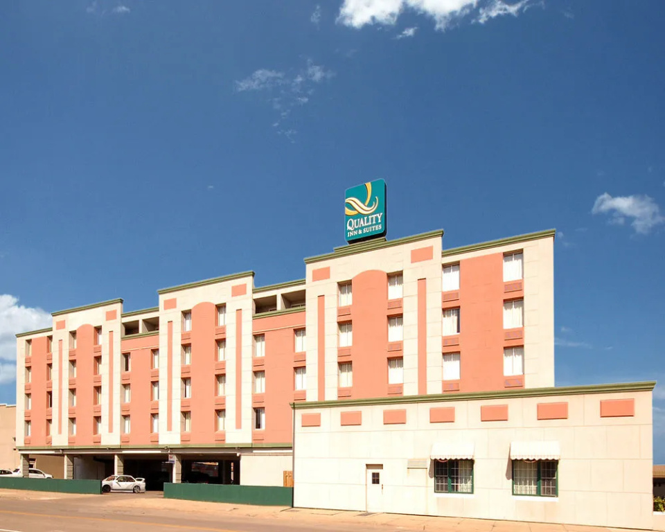 photo 1 of Quality Inn & Suites Waterloo-Ia (us)