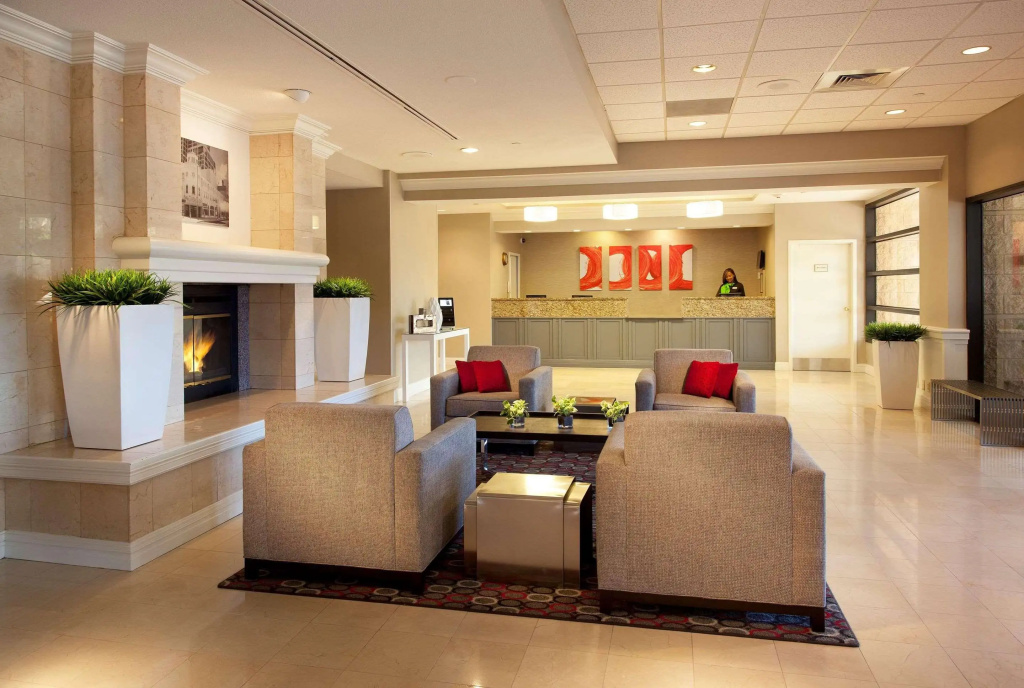 photo 1 of Radisson Hotel Phoenix Airport
