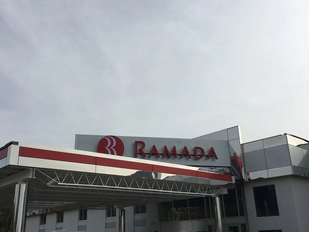 photo 1 of Ramada Des Moines Airport