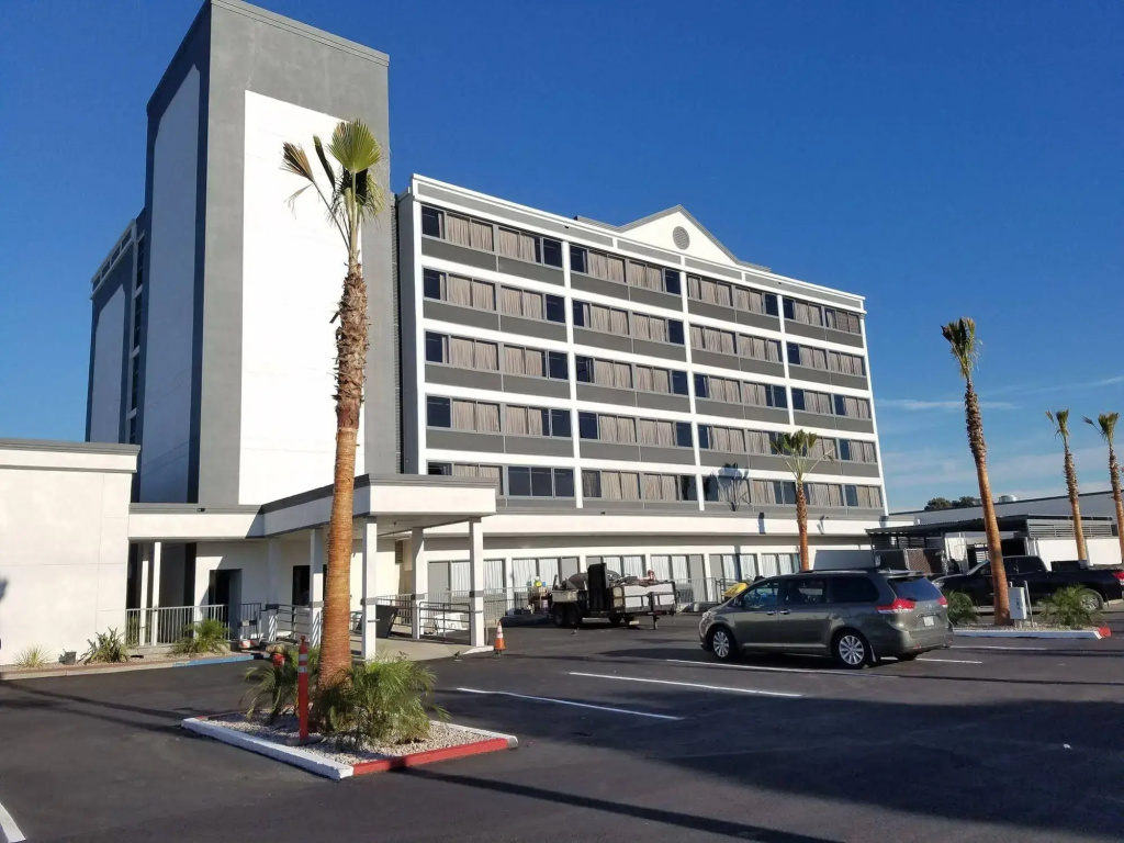 photo 1 of Radisson Hotel Oakland Airport
