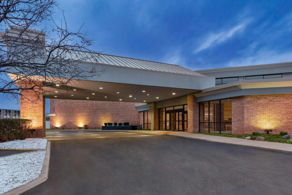 photo 1 of Radisson Hotel Milwaukee Airport