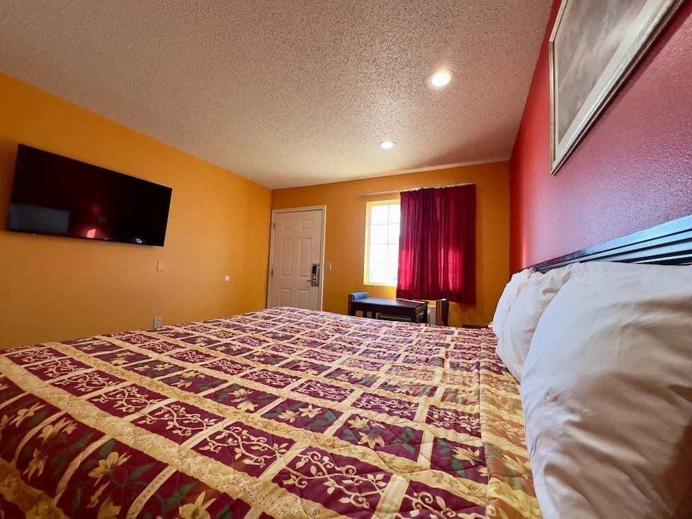 photo 1 of Razorback Inn