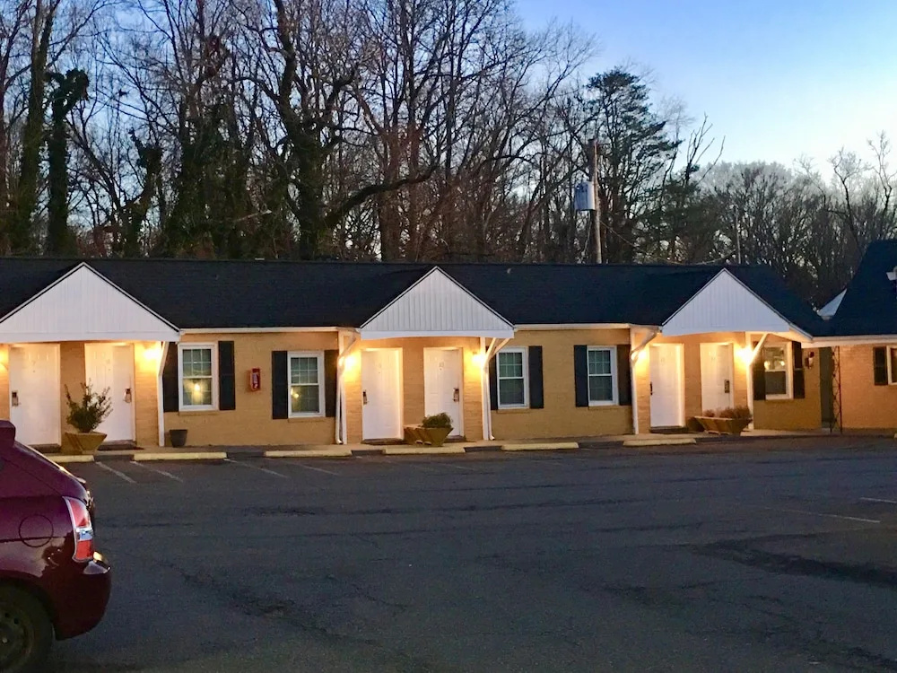 photo 1 of Red Carpet Inn
