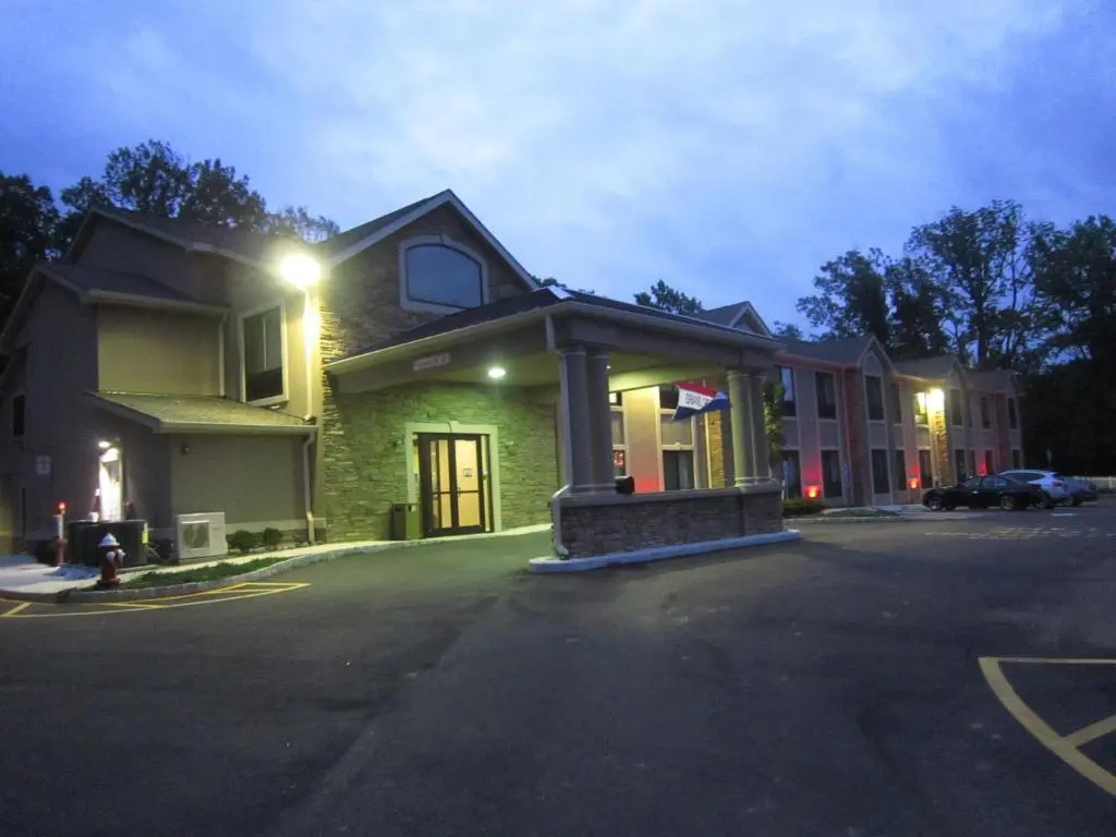 photo 1 of Red Carpet Inn And Suites Monmouth Jtc
