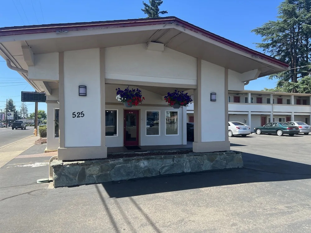 photo 1 of Red Carpet Inn Medford