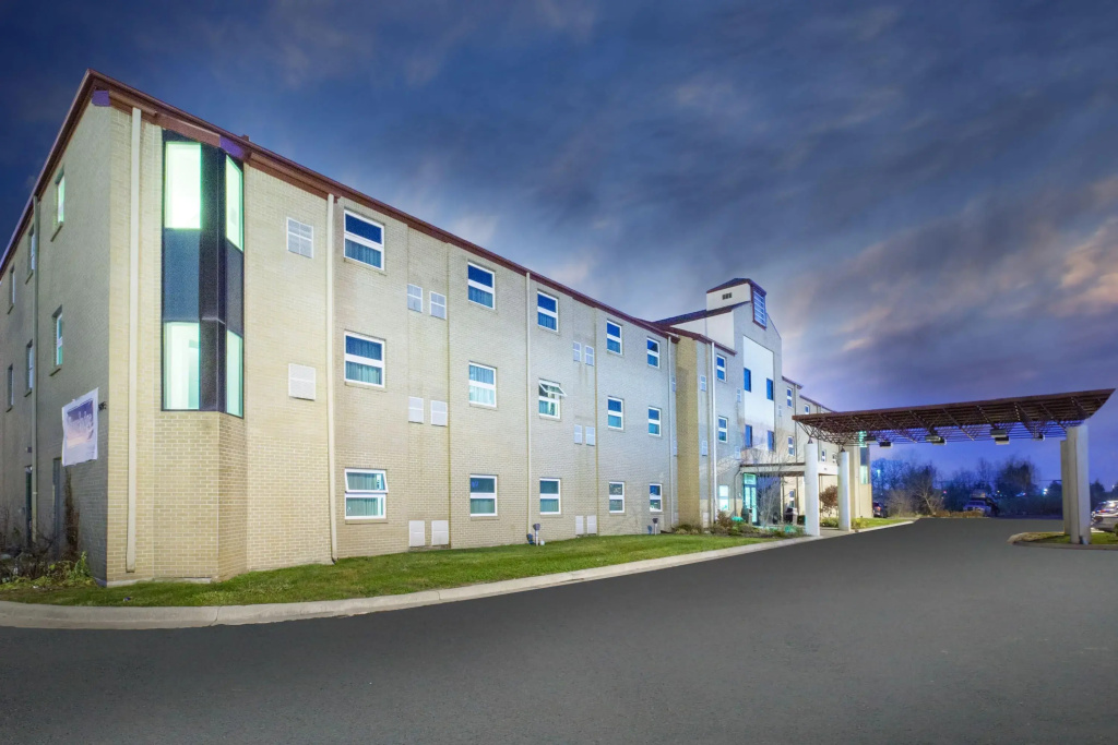 photo 1 of Travelodge by Wyndham Romulus Detroit Airport