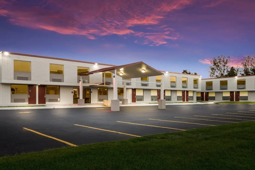 photo 1 of Red Roof Inn Alexandria, LA