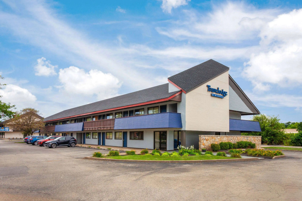 photo 1 of Travelodge by Wyndham Peoria