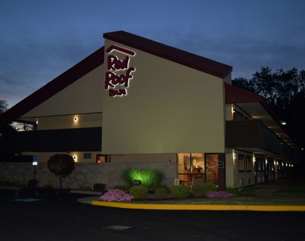 photo 1 of Red Roof Inn Utica