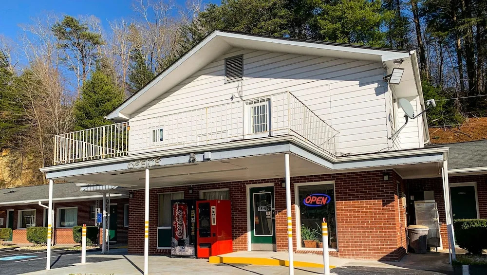 photo 1 of Regal Inn Clayton