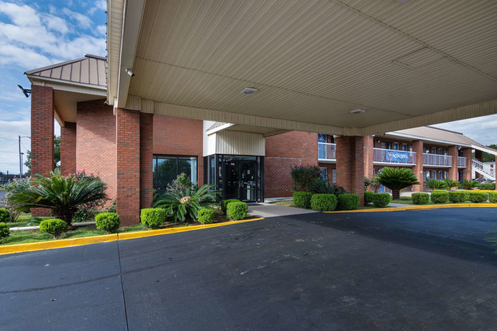photo 1 of Motel 6 Montgomery, AL - Coliseum