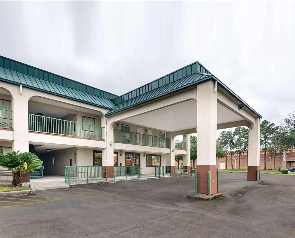 photo 1 of Rodeway Inn & Suites Highway 290 Northwest