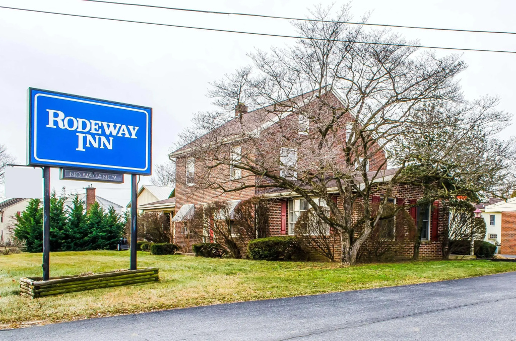 photo 1 of Rodeway Inn Akron