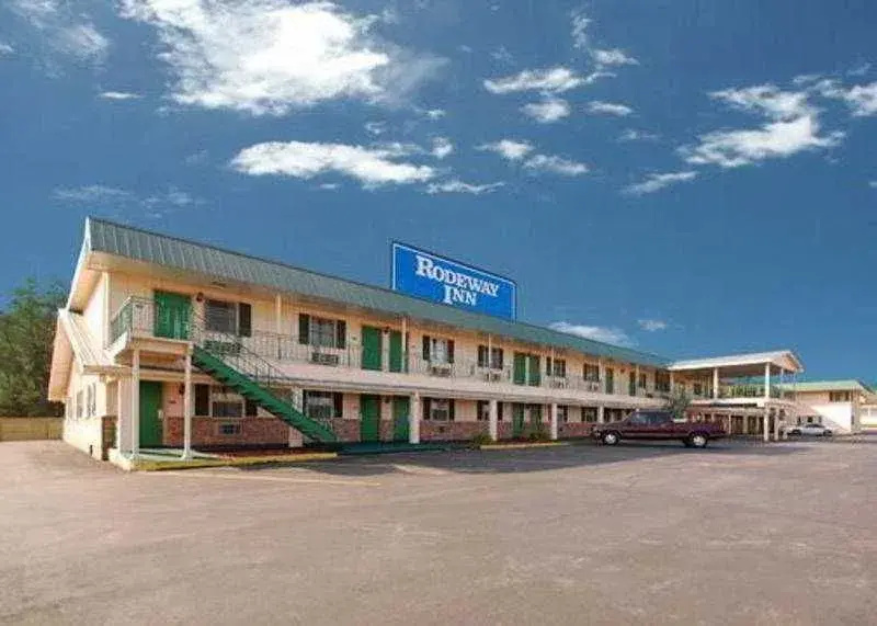 photo 1 of Rodeway Inn Des Moines