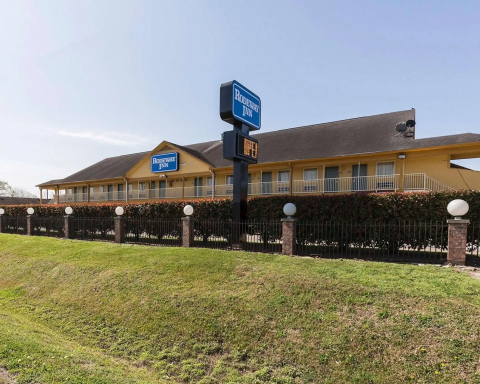 photo 1 of Rodeway Inn South Houston