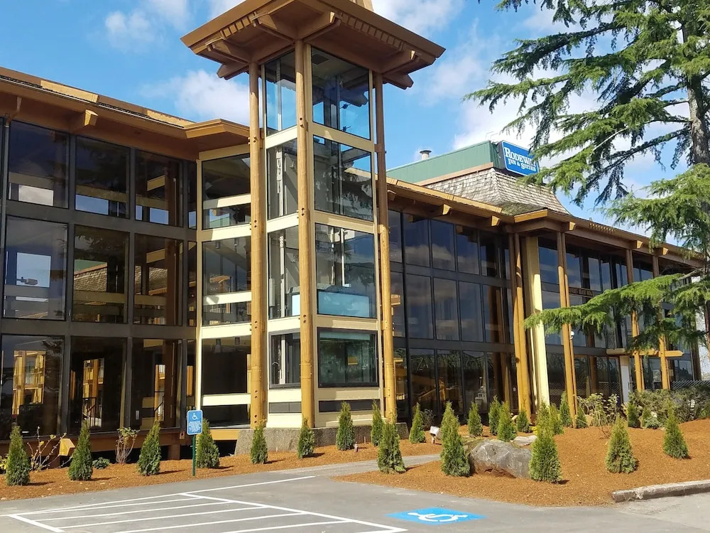 photo 1 of Rodeway Inn & Suites Portland - Jantzen Beach