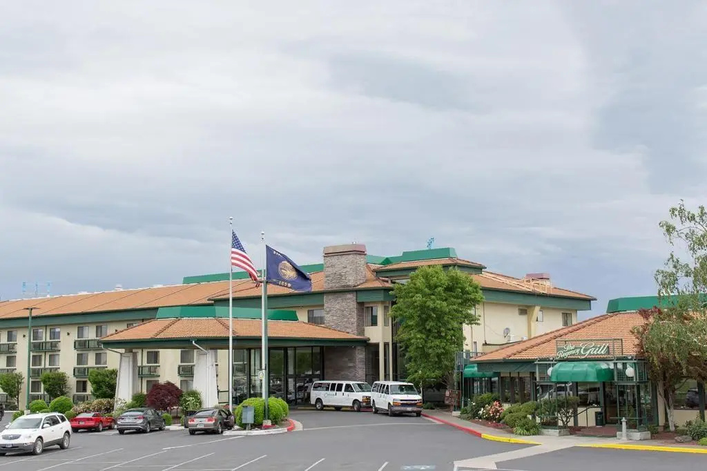 photo 1 of Rogue Regency Inn Medford Airport
