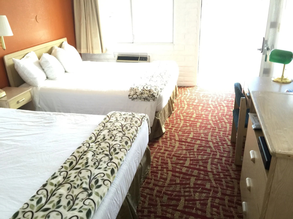 photo 1 of Royal Crest Motel
